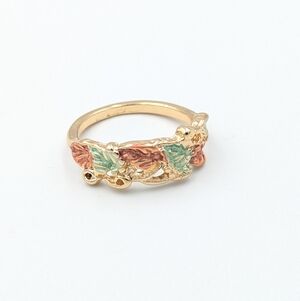 4/24$  Gold tone painted enamel leaves ring